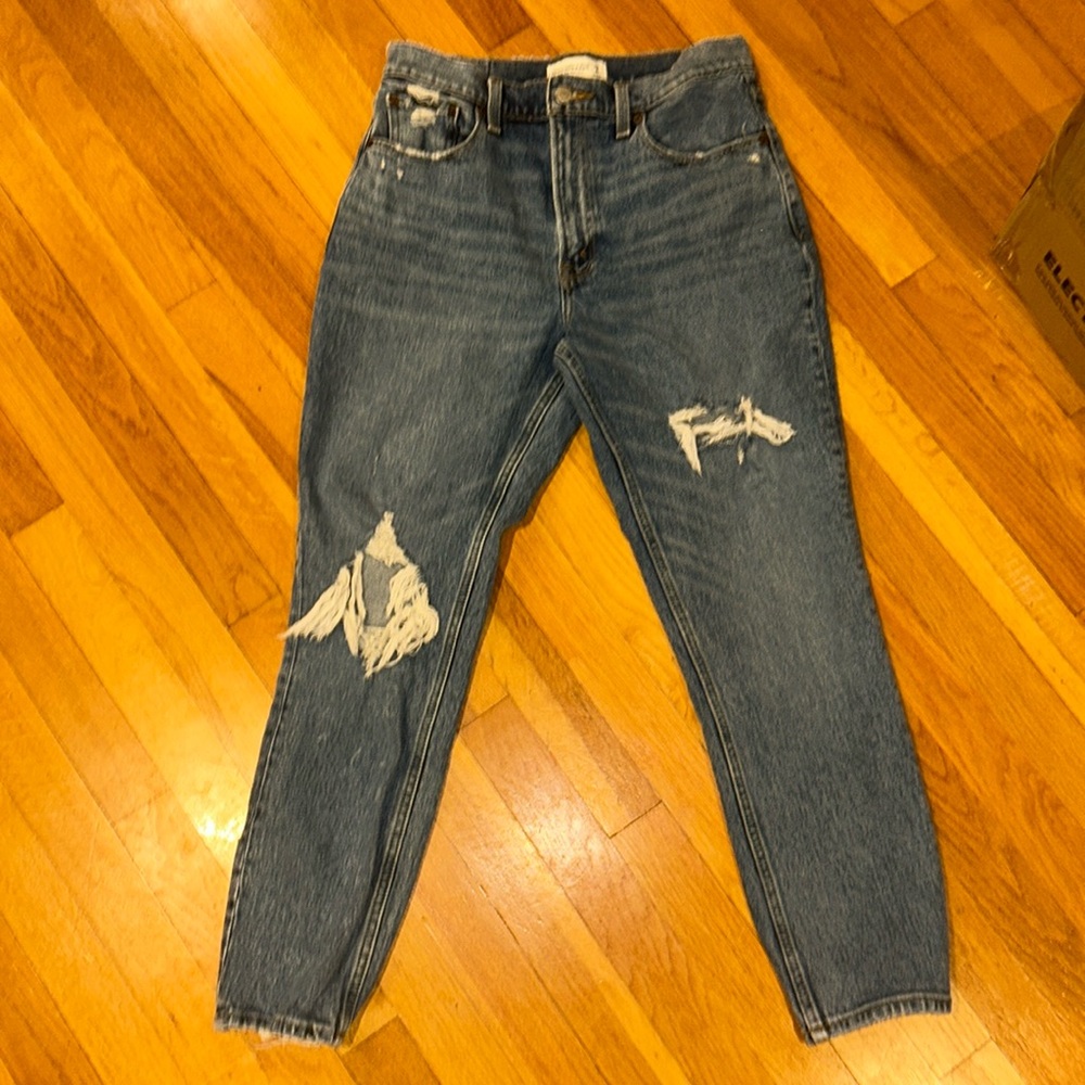 High rise Mom jeans 
Size 6R
Abercrombie and Fitch